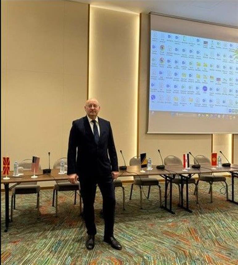 САРАЈЕВО, 10. ДЕЦЕМБРА /СРНА/ - Директор Граничне полиције БиХ Мирко Купрешаковић учествује у Скопљу на Регионалној конференцији о сузбијању нелегалне трговине на којој су размијењене најбоље праксе у спровођењу и координацији надзора над сивом економијом.