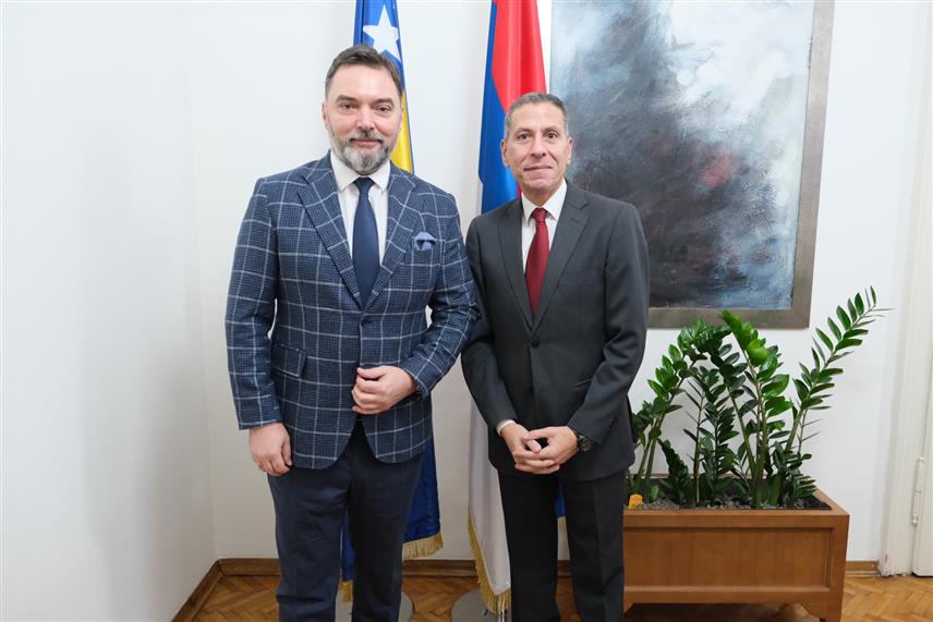 САРАЈЕВО, 10. ДЕЦЕМБРА /СРНА/ - Замјеник предсједавајуће Савјета министара Сташа Кошарац и новоименовани амбасадор Египта у БиХ Валид Хагаг констатовали су данас током састанка у Сарајеву да је отворен простор за сарадњу у сектору туризма, енергетике, пољопривреде и металске индустрије, будући да постоји обострана заинтересованост.