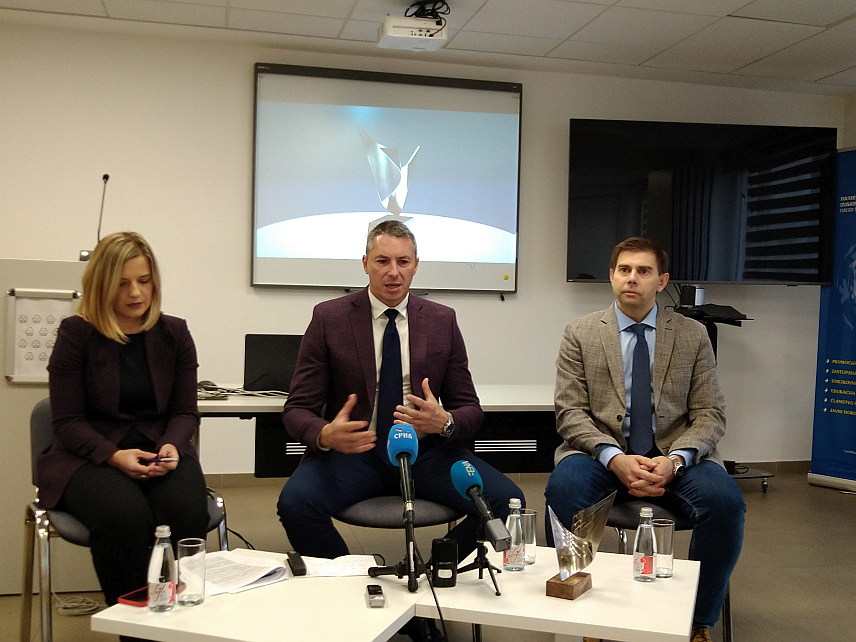 САРАЈЕВО, 10. ДЕЦЕМБРА /СРНА/ - Предсједник Спољнотрговинске коморе БиХ Вјекослав Вуковић и члан Комисије за избор најбољих извозника за 2023. годину Фарук Хаџић на конференцији за новинаре.