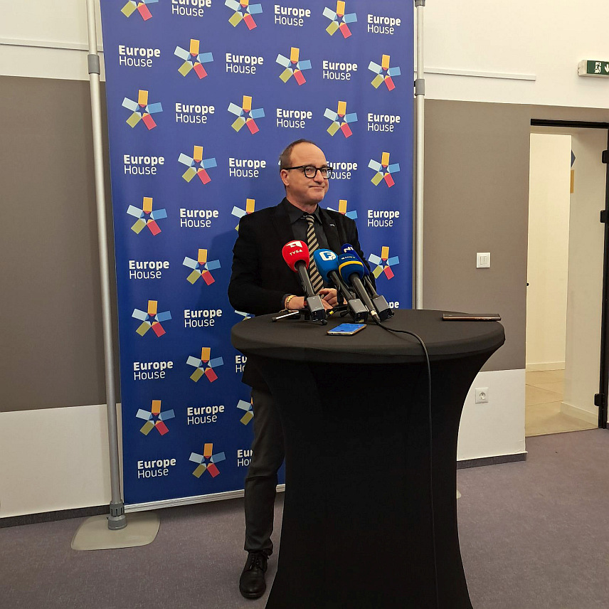 САРАЈЕВО, 10. ДЕЦЕМБРА /СРНА/ - Шеф кооперација у Делегацији ЕУ у БиХ Стефано Елеро рекао је данас у Сарајеву да се до сада 10 институција из БиХ пријавило за пројекте који би били финансирани из фонда ЕУ вриједности 4,4 милијарди евра за јачање здравствених система земаља чланица Уније и земаља које су у процесу приступања.