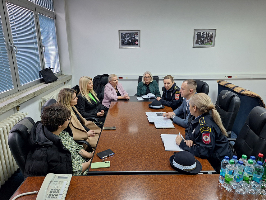 ИСТОЧНО САРАЈЕВО, 10. ДЕЦЕМБРА /СРНА/ - Начелник Сектора криминалистичке полиције Полицијске управе Источно Сарајево Радомир Церовина на састанку са надлежним организацијама и институцијама поводом обиљежавања "16 дана активизма против родно заснованог насиља".