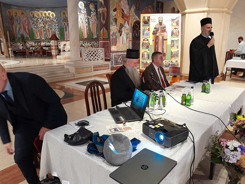 ПОДГОРИЦА, 10. ДЕЦЕМБРА /СРНА/ - Поводом 80 година од страдања великог народног збјега од Везировог до Зиданог моста, у крипти Саборног храма Христовог васкрсења у Подгорици одржава се округли сто на тему "Страдални пут од Везировог до Зиданог моста.	
