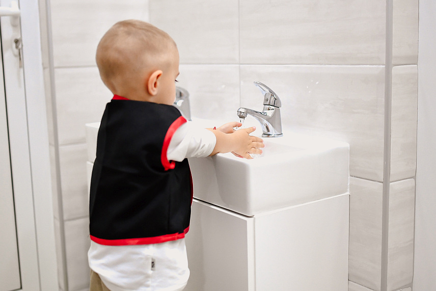 ЛОПАРЕ, 10. ДЕЦЕМБРА /СРНА/ - Мјесна заједница Прибој, у општини Лопаре, добила је нови дневни боравак за дјецу предшколског узраста, а име "Србија" дала је генерални директор компаније "М:тел" Јелена Триван, која је данас посјетила ову мјесну заједницу.