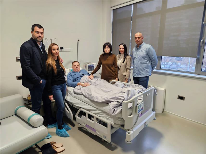 БЕОГРАД, 10. ДЕЦЕМБРА /СРНА/ - Предсједника Републике Српске Милорада Додика данас су у болници у Београду посјетили чланови његове породице. /Уступљена фотографија/