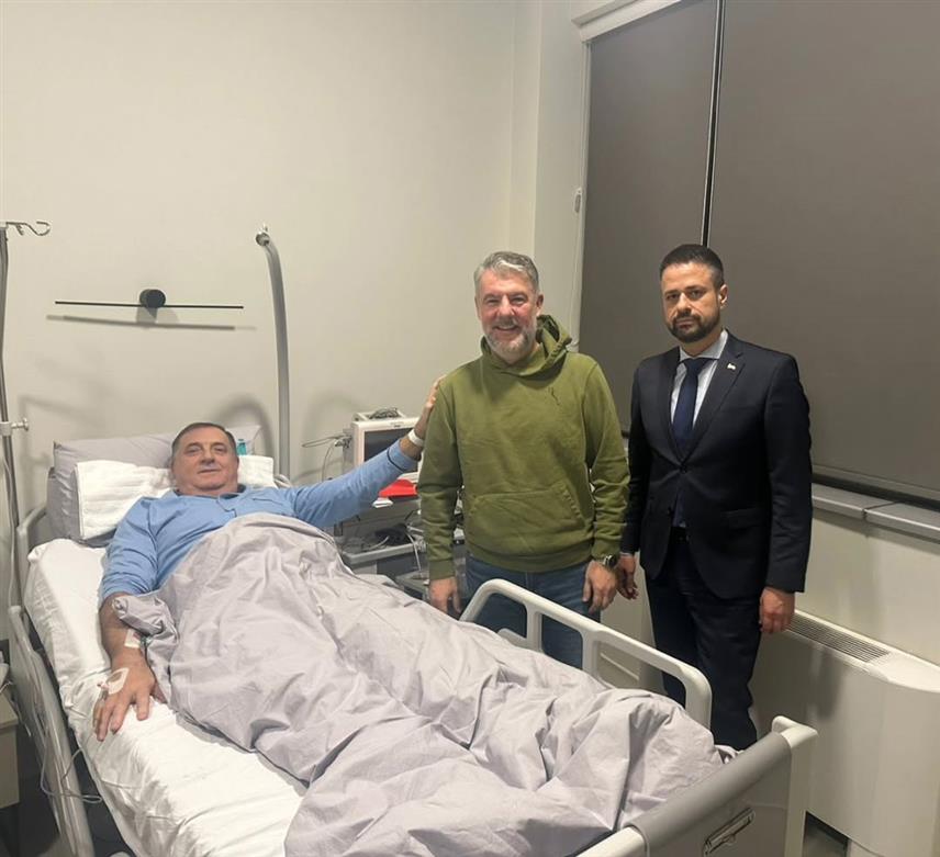 БЕОГРАД, 10. ДЕЦЕМБРА /СРНА/ - Предсједника Републике Српске Милорада Додика данас су у болници у Београду посјетили министар финансија у Савјету министара Срђан Амиџић, министар здравља и социјалне заштите Ален Шеранић и Његово преосвештенство епископ бихаћко-петровачки Сергије.