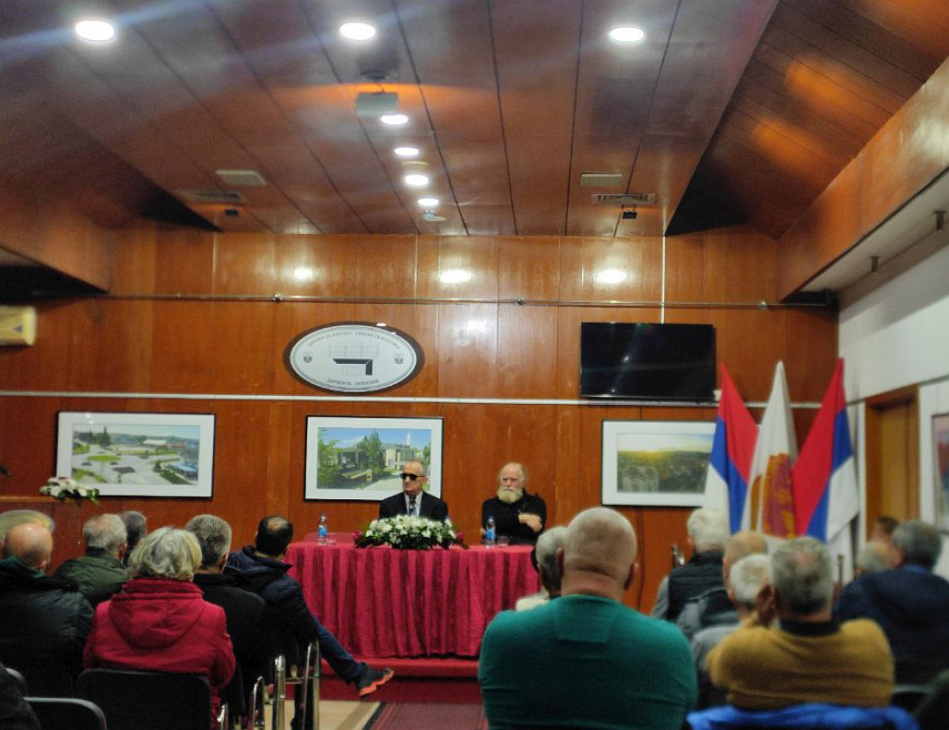 ДЕРВЕНТА, 10. ДЕЦЕМБРА /СРНА/ - У Дервенти је вечерас промовисана књига "Духови прошлости", аутора Џевада Галијашевића, која се бави Алијом Изетбеговићем и бројним непознатим детаљима из његове биографије, те његовим везама са исламским радикализмом, али и са нацизмом у Другом свјетском рату.