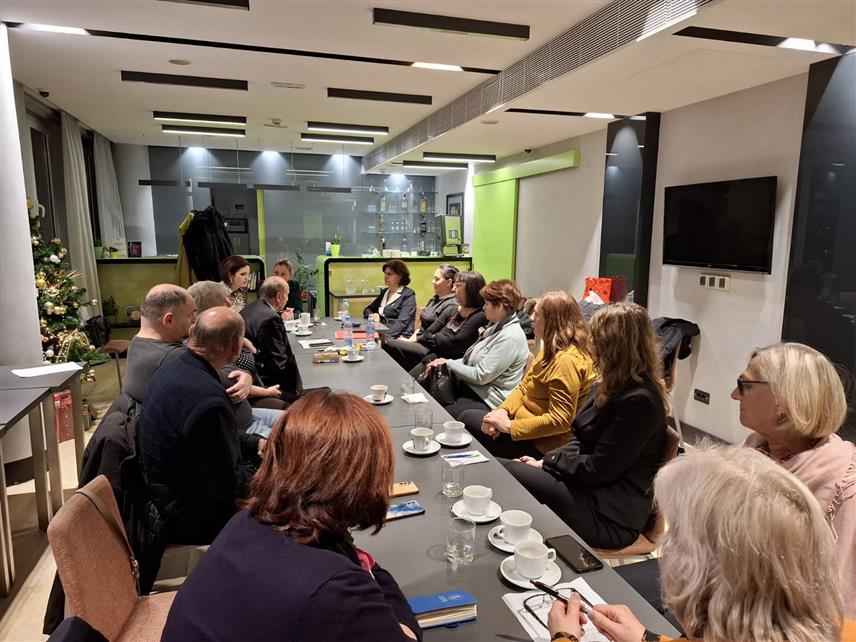 БЕОГРАД, 10. ДЕЦЕМБРА /СРНА/ - Предсједник Организације породица заробљених, погинулих бораца и несталих цивила Републике Српске Исидора Граорац на састанку у Београду са породицама погинулих и несталих из Републике Српске које живе у Србији.