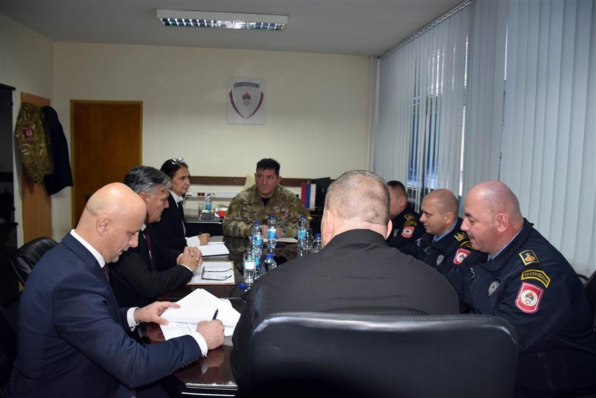 БАЊАЛУКА, 11. ДЕЦЕМБРА /СРНА/ - Министар унутрашњих послова Републике Српске Синиша Каран и директор Полиције Српске Синиша Кострешевић састали су се данас са начелником ПУ Бањалука Ђурицом Вукелићем. Састанку су присуствовали и начелници Управе полиције, Управе за обезбјеђење личности и објеката, те команданти Специјалне антитерористичке јединице и Жандармерије.