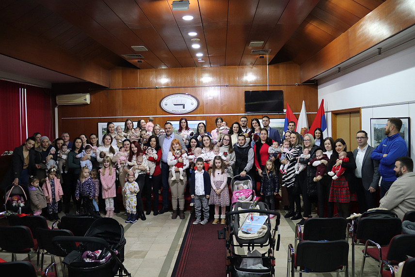 ДЕРВЕНTА, 11. ДЕЦЕМБРА/СРНА/ - Градоначелник Дервенте Игор Жунић уприличио је данас пријем за 65 мајки које су од августа до новембра родиле 66 беба, 37 дјечака и 29 дјевојчица.