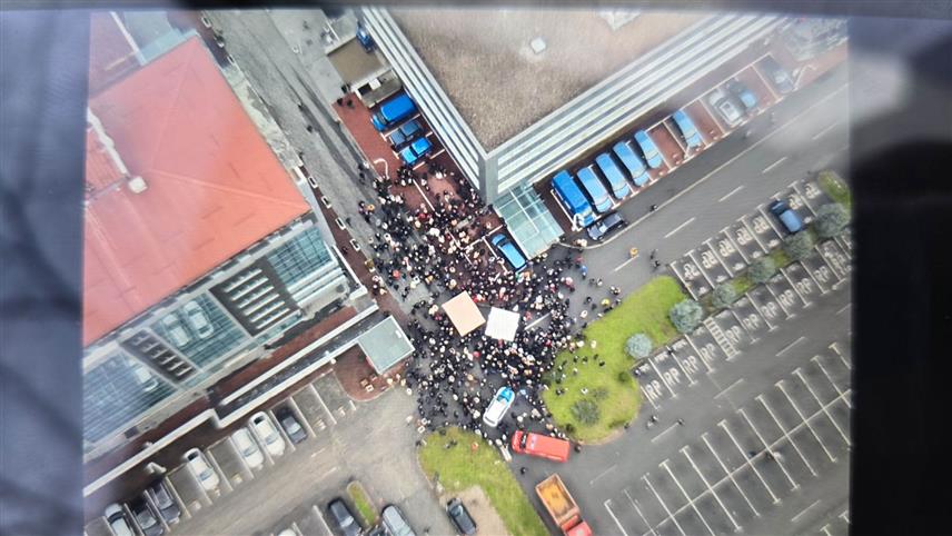 БАЊАЛУКА, 11. ДЕЦЕМБРА /СРНА/ - Окупљени грађани испред зграде Владе Републике Српске.