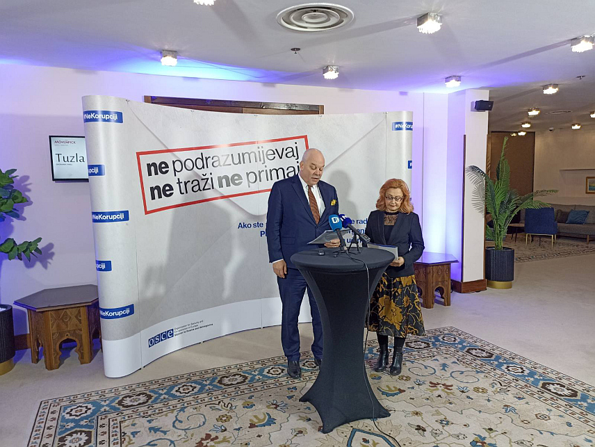 САРАЈЕВО, 11. ДЕЦЕМБРА /СРНА/ – Шеф Мисије ОЕБС-а у БиХ Брајан Агелер током конференције "Улога грађана у процесима борбе против корупције", коју је Мисија ОЕБС-а организовала поводом Међународног дана борбе против корупције.