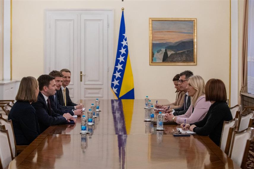 САРАЈЕВО, 11. ДЕЦЕМБРА /СРНА/ - Српски члан и предсједавајућа Предсједништва БиХ Жељка Цвијановић на састанку у Сарајеву са специјалним изаслаником Норвешке за западни Балкан Ериком Матисеном.
