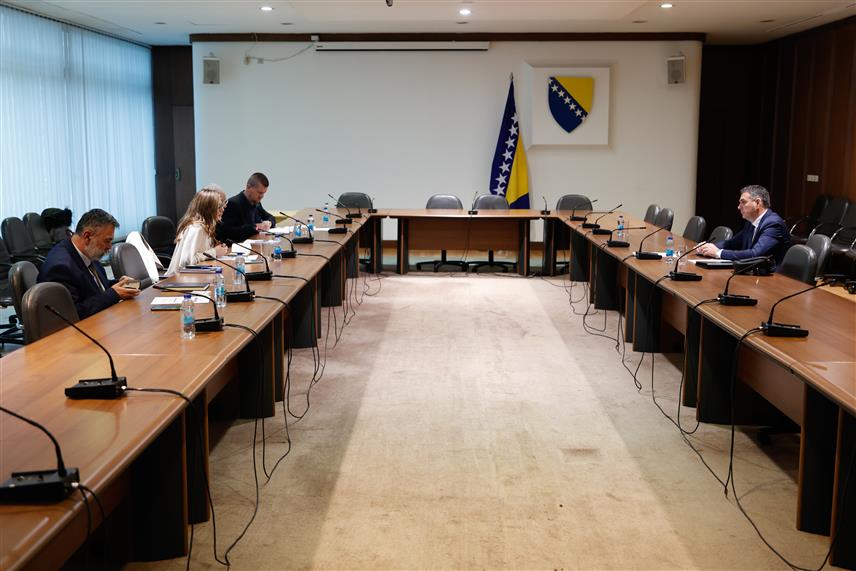 САРАЈЕВО, 12. ДЕЦЕМБРА /СРНА/ - Представници Конкуренцијског савјета БиХ данас су у Сарајеву информисали чланове Заједничке комисије за економске реформе и развој Парламентарне скупштине БиХ о надлежностима Савјета, те проблемима са којима се суочавају у раду.