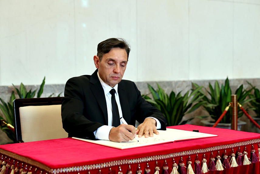 БЕОГРАД, 12. ДЕЦЕМБРА /СРНА/ - Потпредсједник Владе Србије Александар Вулин, који је у званичној посјети Кини, посјетио је маузолеј и положио цвијеће на одар оснивача Народне Републике Кине и вође Комунистичке партије Кине Мао Цедунга.