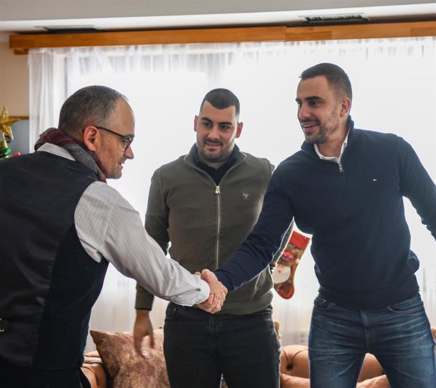 ИСТОЧНО САРАЈЕВО, 12. ДЕЦЕМБРА /СРНА/ - Предсједник Уније студената Републике Српске Милан Савић и предсједник Студентског парламента Универзитета у Источном Сарајеву Никола Лапчевић потписали су споразум о сарадњи са директором Олимпијског центра "Јахорина" Дејаном Љевнаићем.