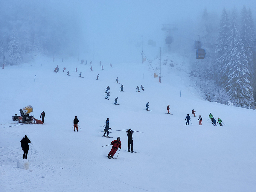 ЈАХОРИНА, 12. ДЕЦЕМБРА /СРНА/ - Спустом четрдесетак инструктора скијања на стази "Пољице", на Јахорини је данас званично отворена зимска туристичка сезона током које посјетиоце очекују атрактивни садржаји и богат забавни програм.