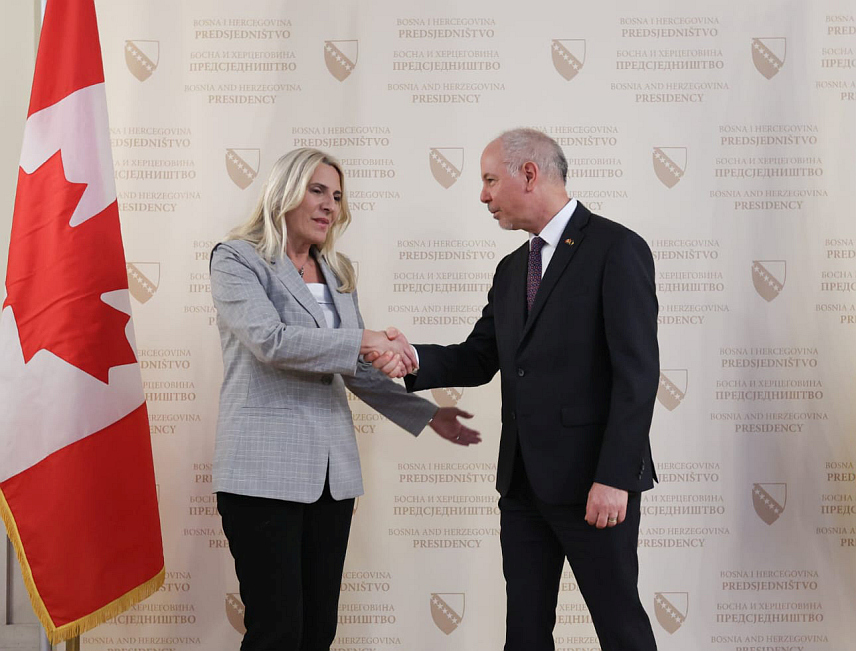 САРАЈЕВО, 12. ДЕЦЕМБРА /СРНА/ - Српски члан и предсједавајућа Предсједништва БиХ Жељка Цвијановић примила је данас у Сарајеву акредитивно писмо новоименованог амбасадора Канаде за БиХ са сједиштем у Будимпешти Франсое Лафренијеа.