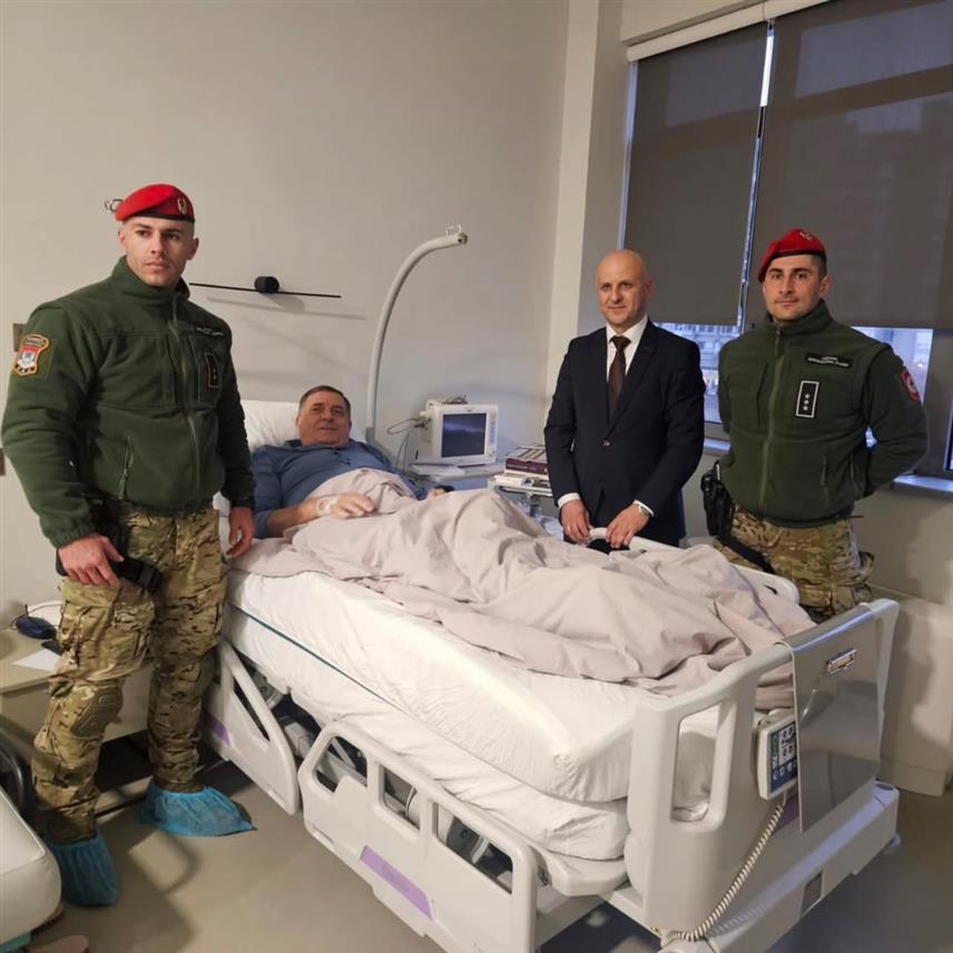 БЕОГРАД, 12. ДЕЦЕМБРА /СРНА/ - Директор Полиције Републике Српске Синиша Кострешевић посјетио је данас са припадницима Специјалне антитерористичке јединице, који тренутно бораве на обуци у Београду, предсједника Републике Српске Милорада Додика у болници.