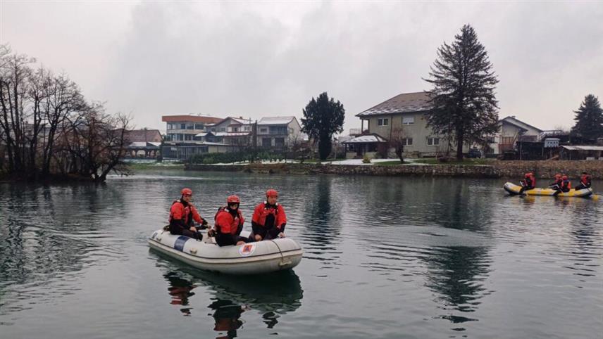 ИСТОЧНО САРАЈЕВО, 12. ДЕЦЕМБРА /СРНА/ - Припадници Управе цивилне заштите Републике Српске учествовали су у теренској вјежби у Бихаћу, чији је циљ био оспособљавање субјеката заштите и спасавања у БиХ у коришћењу напредног НИКС система за комуникацију и координацију акција спашавања.