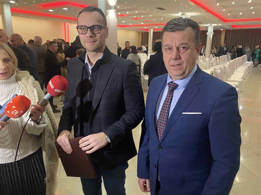 БИЈЕЉИНА, 12. ФЕБРУАРА /СРНА/ - Предсједник Градског одбора СНСД Бијељина Бојан Савић и Милан Дакић, посланик у Народној Скупштини Републике Српске на конференцији за новинаре.