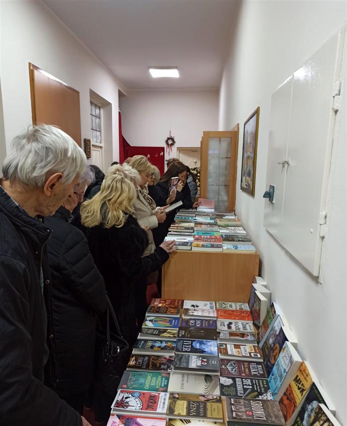 ЗВОРНИК, 12. ДЕЦЕМБРА /СРНА/ - У Народној библиотеци и музејској збирци Зворник вечерас је представљена ретроспектива активности у овој години, отворен мини-сајам нових наслова и додијељене награде најактивнијим читаоцима.