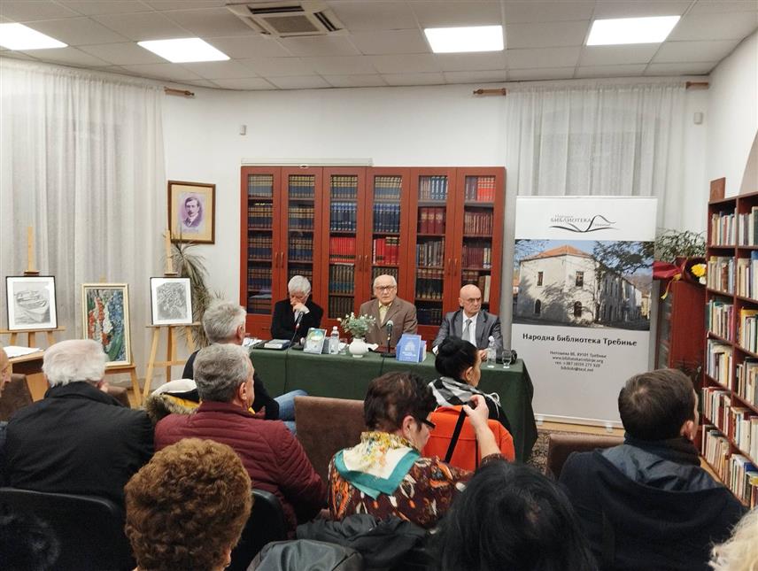 ТРЕБИЊЕ, 12. ДЕЦЕМБРА /СРНА/ - Књига "Кад и туга осмијех има" Требињца Доброслава Шаровића, која говори о његовом избјегличком животу у Њемачкој, представљена је вечерас у Народној библиотеци Требиње.