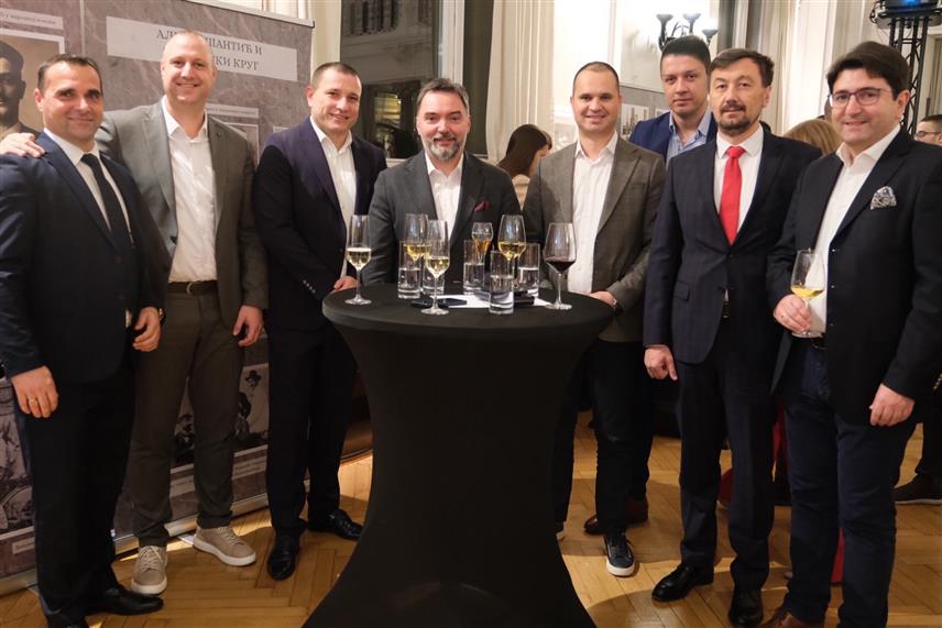 БЕЧ, 12. ДЕЦЕМБРА /СРНА/ - Министар спољне трговине и економских односа у Савјету министара Сташа Кошарац вечерас је у Бечу отворио "Херцеговачко вече" у склопу "Дана Херцеговине у Бечу".