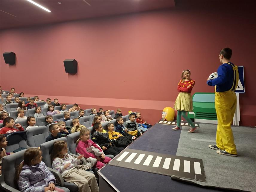 ПРИЈЕДОР, 13. ДЕЦЕМБРА /СРНА/ - У Приједору је данас за ученике нижих разреда основне школе одиграна дјечија едукативна представа "Мирка" која обрађује 10 основних правила понашања у саобраћају, а која се од свог настанка прије 10 година игра широм Републике Српске.