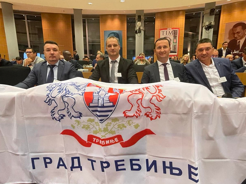 ТРЕБИЊЕ, 13. ДЕЦЕМБРА /СРНА/ - На свечаности у згради Европског парламента у Бриселу Требиње је проглашено европским градом спорта за 2025. годину у категорији градова до 50.000 становника, а градоначелник Мирко Ћурић, који је примио признање, истакао је да ова титула треба да служи као подстицај свим учесницима требињског спорта.