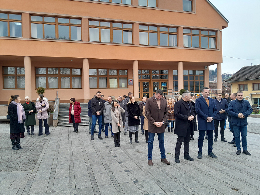 МРКОЊИЋ ГРАД, 13. ДЕЦЕМБРА /СРНА/- У Мркоњић Граду данас је обиљежено 100 година од подизања споменика краљу Петру Првом Карађорђевићу Мркоњићу, служен је парастос, а делегација општине положила је цвијеће.