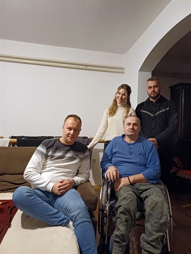 ДРВАР, 13. ДЕЦЕМБРА /СРНА/ - Омладинска организација из Дрвара за три мјесеца сакупила је готово 21.000 КМ за лијечење суграђанина рањеног полицајца Жарка Бошњака.