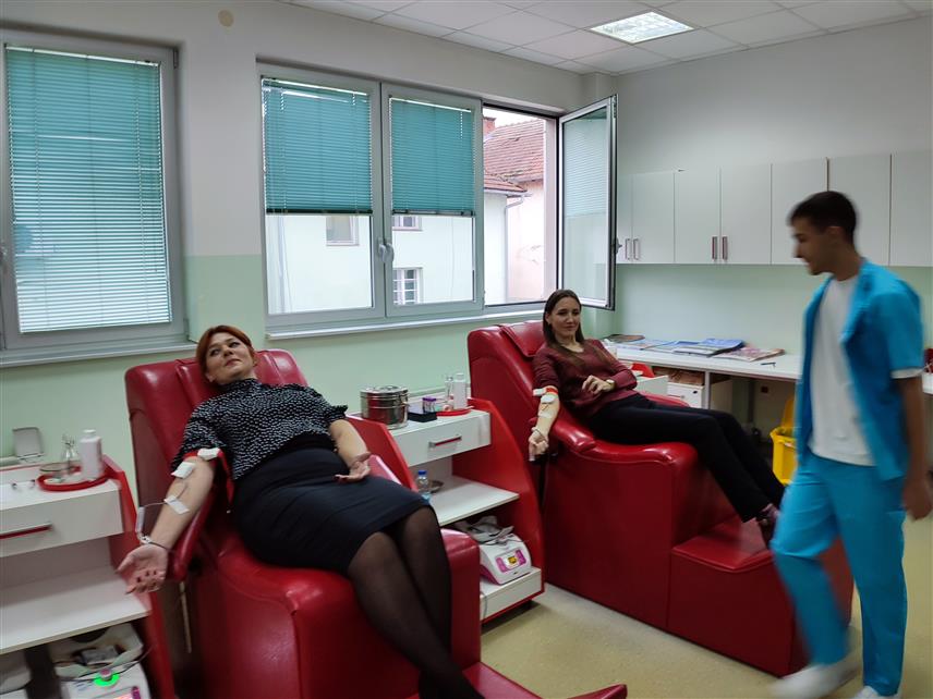 ГРАДИШКА, 13. ДЕЦЕМБРА /СРНА/ - Чланице Актива жена СНСД-а Градишка организовале су данас акцију добровољног давања крви, с циљем да апелују и на остале грађане да дају драгоцјену течност и тако обезбиједе довољне залихе у градишкој болници за предстојеће празнике.