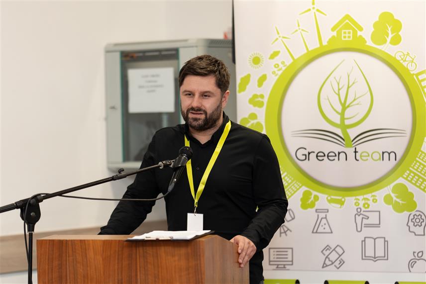 БАЊАЛУКА, 13. ДЕЦЕМБРА /СРНА/ - Предсједник Удружења "Грин тим" из Новог Града Марио Црнковић у обраћању новинарима у Бањалуци, гдје је одржана завршна конференција програма "Ријека" у организацији "Грин тима".