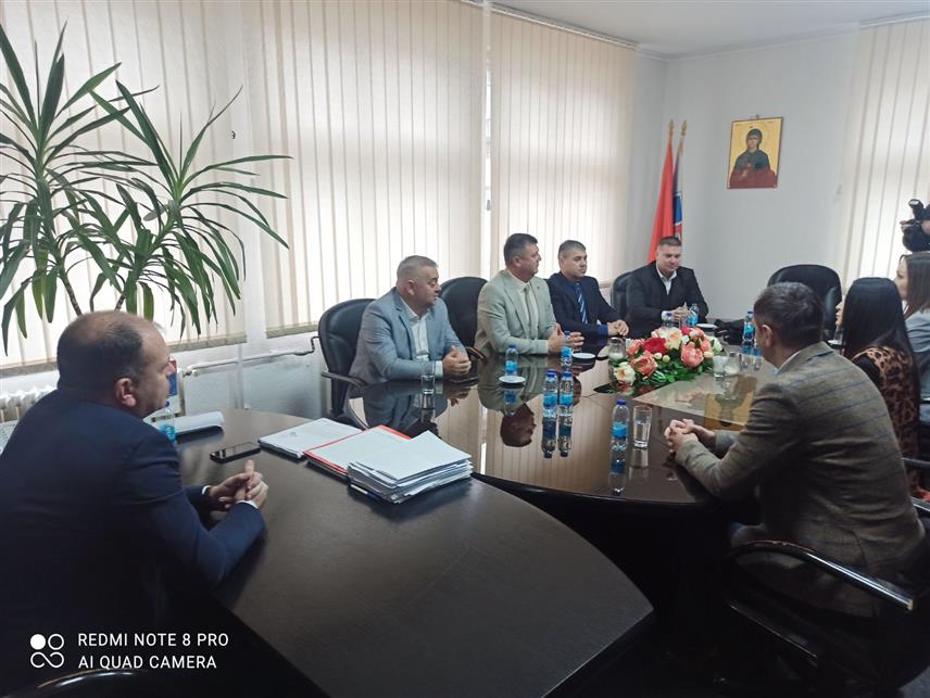 ЗВОРНИК, 13. ДЕЦЕМБРА /СРНА/ - Градоначелник Зворника Бојан Ивановић и предсједник општине Куршумлија Војимир Чарапић договрили су данас у Зворнику будућу сарадњу да ове двије локале заједнице, прво у области културе и туризма, а касније и у другим областима.