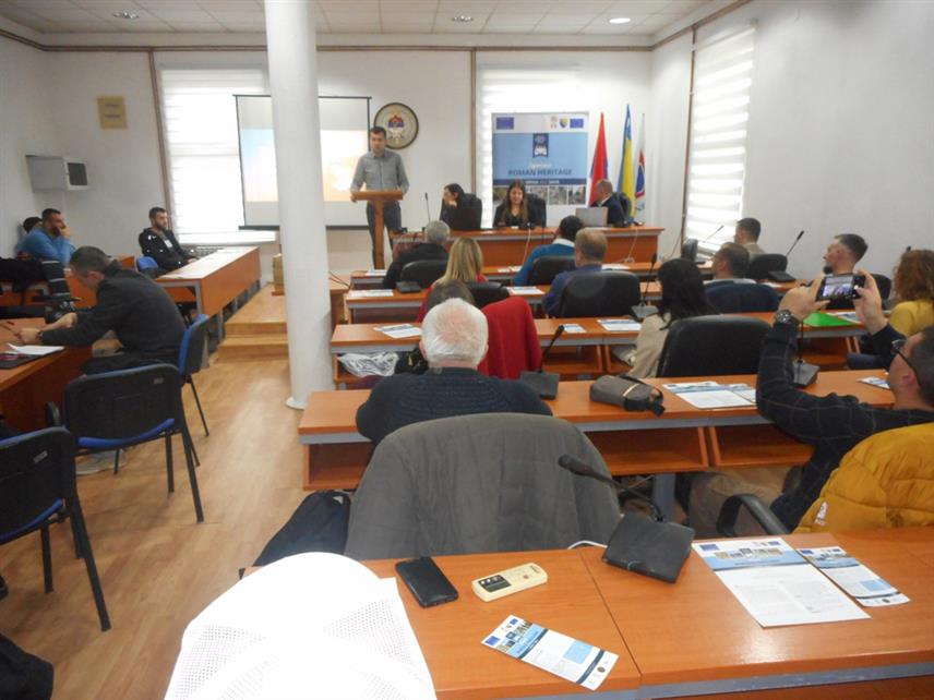 СРЕБРЕНИЦА, 13. ДЕЦЕМБРА /СРНА/ - У Сребреници је данас одржана конференција на којој су представљени стратегија развоја туризма ове општине и пројекат прекограничне туристичке сарадње Сребренице и Сремске Митровице "Откријте римско насљеђе на Дрини и Сави".