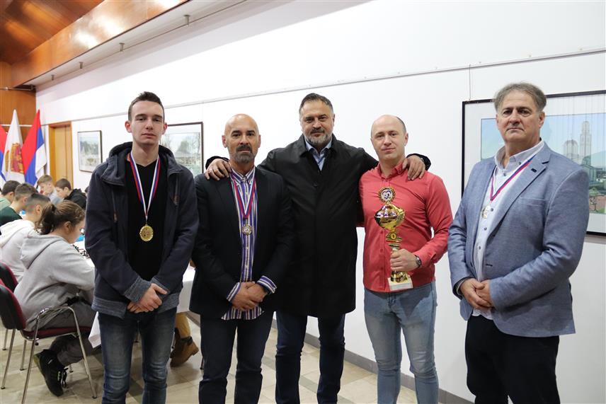 ДЕРВЕНТА, 13. ДЕЦЕМБРА /СРНА/ - Градоначелник Дервенте Игор Жунић уприличио је данас пријем за чланове Шаховског клуба "Дервента", освајаче Купа Републике Српске у шаху.