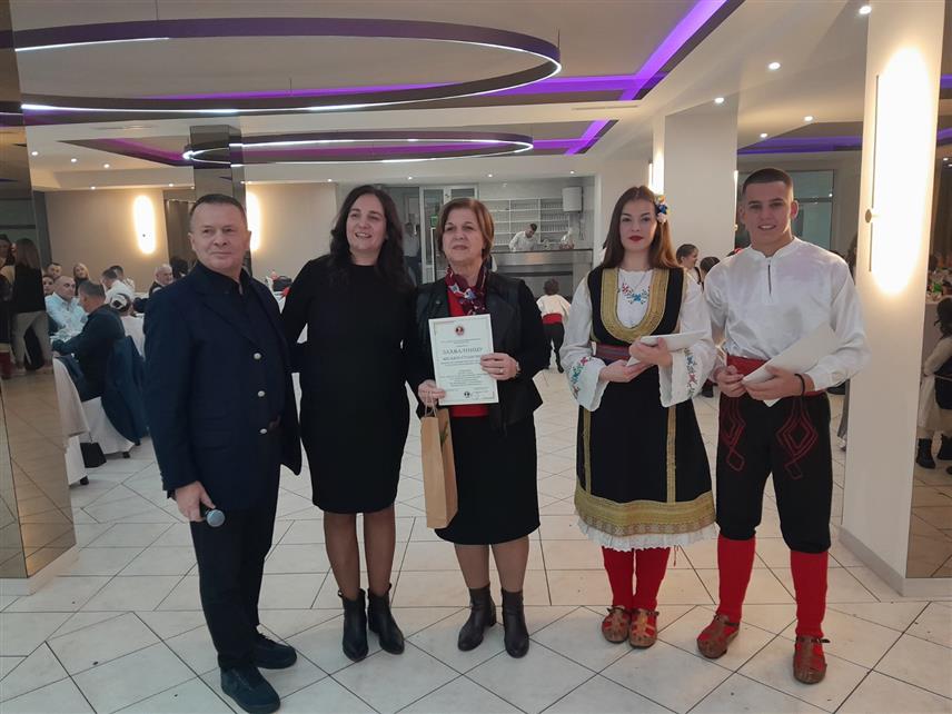 МРКОЊИЋ ГРАД, 13. ДЕЦЕМБРА /СРНА/ - Културно-умјетничко друштво /КУД/ "Петар Први Карађорђевић Мркоњић" вечерас је прославио крсну славу - Светог Андреја Првозваног, а славском обреду је присуствовала и министар просвјете и културе Републике Српске Жељка Стојичић.