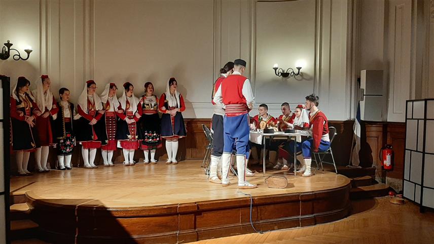 БЕЧ, 13. ДЕЦЕМБРА /СРНА/ - Ученици Гимназије "Јован Дучић" из Tребиња вечерас су у Бечу, у оквиру манифестације "Дани Херцеговине у Аустрији", извели представу "Добро дошли кићени сватови" која говори о некадашњим обичајима на свадбама у Херцеговини.