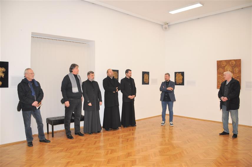 ПРИЈЕДОР, 13. ДЕЦЕМБРА / СРНА/ - У Музеју Козаре вечерас је отворена изложба академског вајара Ђорђа Зечевића под називом "Знамените српске мајке".