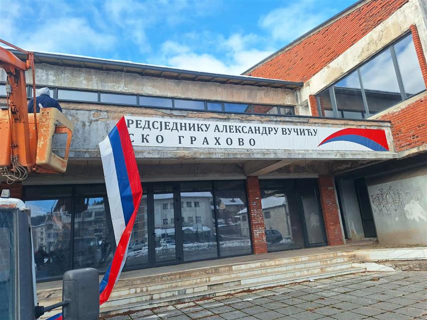 БОСАНСКО ГРАХОВО, 13. ДЕЦЕМБРА /СРНА/ - Са Дома културе "Гаврило Принцип" у Босанском Грахову скинуто је обиљежје којим се изражава захвалност Србији и предсједнику Александру Вучићу као једини знак да у тој општини живе претежно Срби.