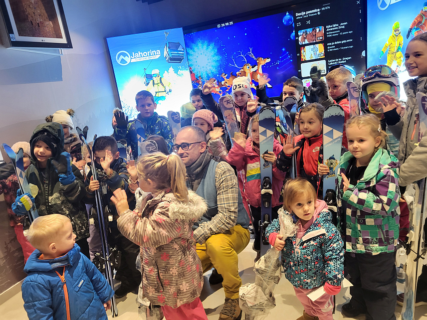 ЈАХОРИНА, 14. ДЕЦЕМБРА /СРНА/ - Директор Олимпијског центра "Јахорина" Дејан Љевнаић подијелио је данас малишанима 25 пари скија у оквиру акције "Хиљаду скија за нашу дјецу", чији је циљ промоција здравих животних навика и подизања свијести о важности бављења спортом.