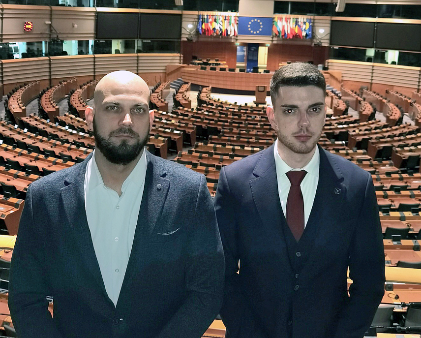 ПАРИЗ/БРИСЕЛ, 14. ДЕЦЕМБРА /СРНА/ - Делегација Уједињене Српске из Бањалуке и Бијељине боравила је у Паризу и Бриселу с циљем ширења свијести међу младим Србима у Европи о значају заступања интереса српског народа у европским институцијама и друштву. Делегацију су чинили Милош Ћурковић из Бањалуке и предсједник Актива младих из Бијељине Александар Влачић.	