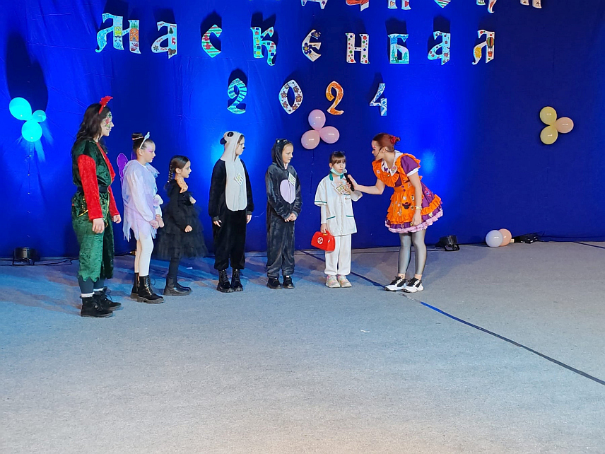 НОВИ ГРАД, 14. ДЕЦЕМБРА /СРНА/ - У Новом Граду је одржан Никољдански маскенбал, који је у такмичарском дијелу окупио више од 150 учесника.	