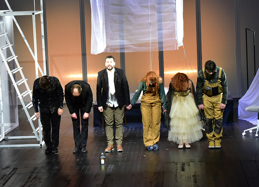 ИСТОЧНО САРАЈЕВО, 14. ДЕЦЕМБРА /СРНА/ - У Народном позоришту Источно Сарајево премијерно је изведена "Стаклена менажерија", прва представа у продукцији овог театра, која је изазвала велико интересовање публике.