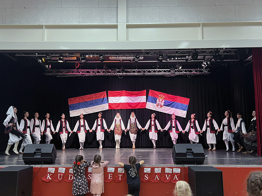 ДРВАР, 15. ДЕЦЕМБРА /СРНА/ - Чланови Аматерског културно-умјетничког друштва /АКУД/ "Мира Лукач" из Дрвара представили су свој рад и културно насљеђе на новогодишњем концерту "Сачувајмо српске обичаје" у Аустрији.	