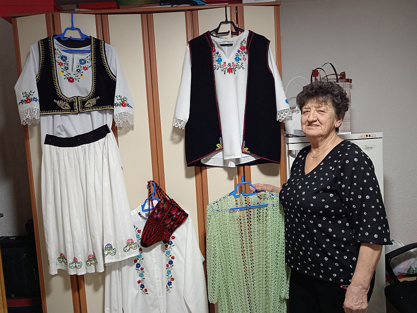 СОКОЛАЦ, 15. ДЕЦЕМБРА /СРНА/ - Сокочанка Јованка Арбиња /71/, надалеко позната плетиља и везиља са Романије, исплела је и извезла на десетине разних одјевних предмета, а суграђани је памте и по сарадњи са познатим модним креатором Џорџом Стајлером.