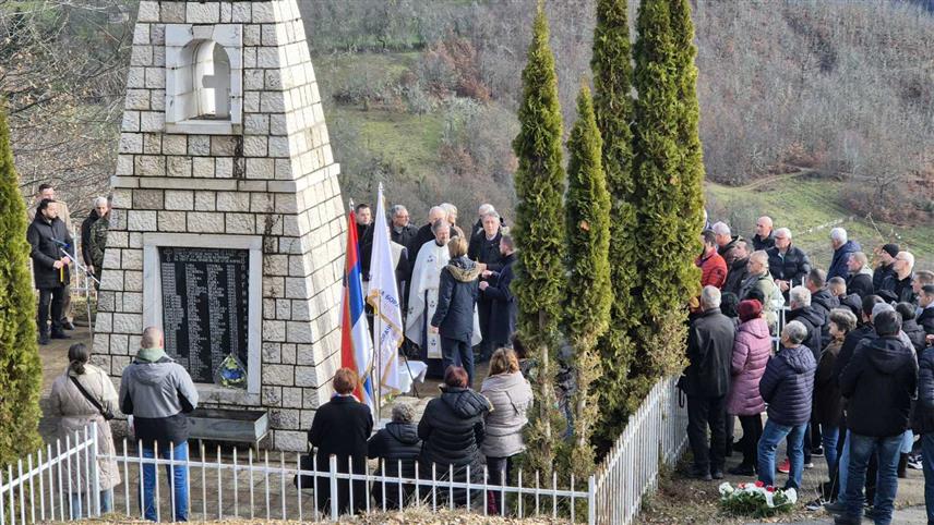 ФОЧА, 15. ДЕЦЕМБРА /СРНА/ - Молитвеним сјећањем на страдале српске цивиле и борце и полагањем вијанаца данас су обиљежене 32 године од злочина над 56 свирепо убијених у Јошаници на Никољдан 1992. године, а преживјели су послије три деценије дочекали да починиоцима почне суђење.
