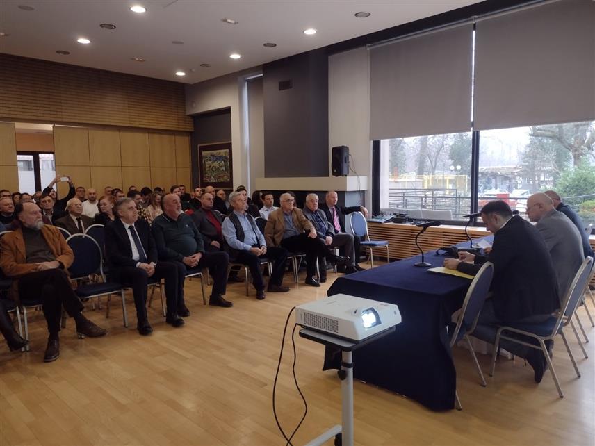 БЕОГРАД, 15. ДЕЦЕМБРА /СРНА/ - У Београду је данас одржана годишња радна скупштина Удружења "Романија", чији чланови живе, раде и школују се у Србији, на којој су поднесени извјештаји о досадашњем раду и предочен план будућих активности ове организације.