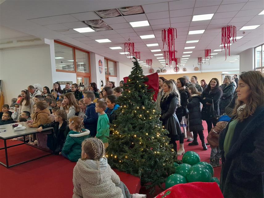 МРКОЊИЋ ГРАД, 15. ДЕЦЕМБРА /СРНА/ - У Мркоњић Граду данас је одржан четврти Никољдански дјечији сабор у оквиру којег је отворена изложба дјечијих радова са седмог конкурса "Најбољи никољдански цртеж".