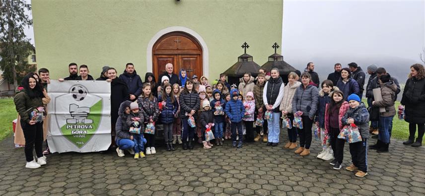 БАЊАЛУКА, 15. ДЕЦЕМБРА /СРНА/ - Српској дјеци из Војнића и Глине у Хрватској данас је подијељено 240 никољданских пакетића, које су обезбиједиле основне и средње школе из Републике Српске.